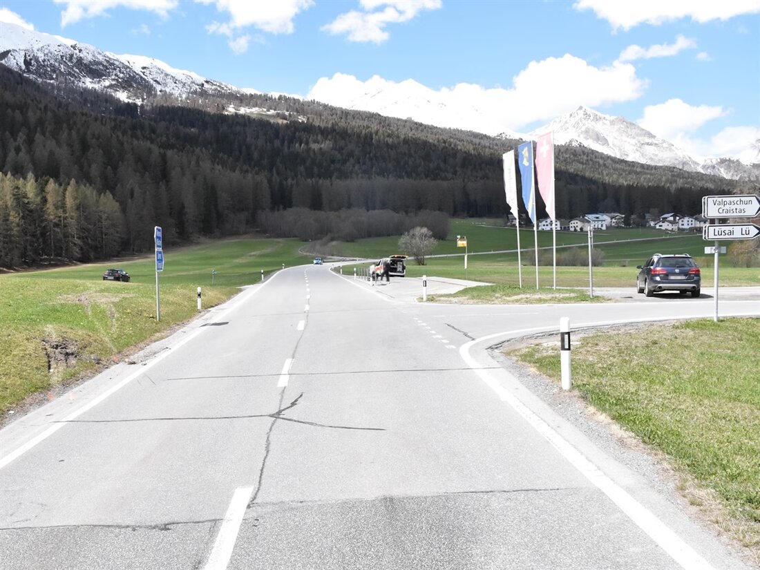 Am 30. April 2025 verhinderte eine 25-jährige Autofahrerin auf der Ofenbergstrasse durch ein Ausweichmanöver eine Kollision.