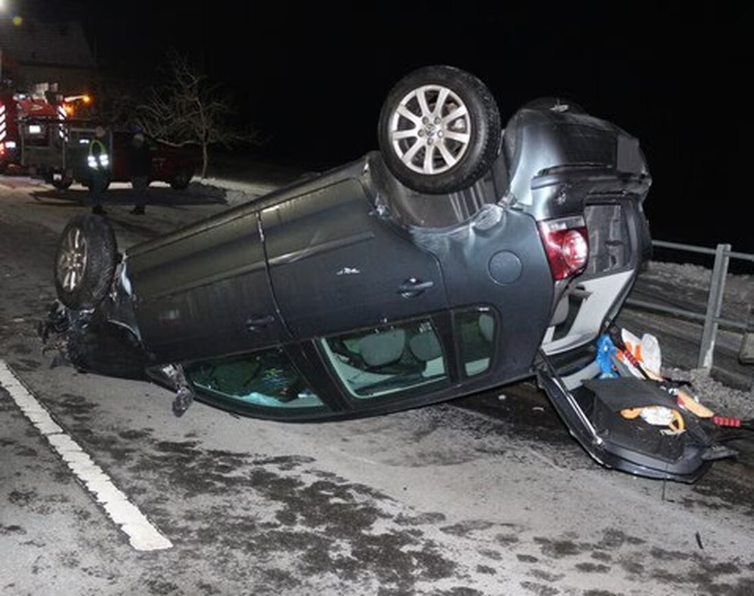 Ein 20-jähriger Mann verlor in Oberegg die Kontrolle über seinen VW-Polo, der nach einem Schleuderunfall auf dem Dach landete. Verletzt wurde niemand.