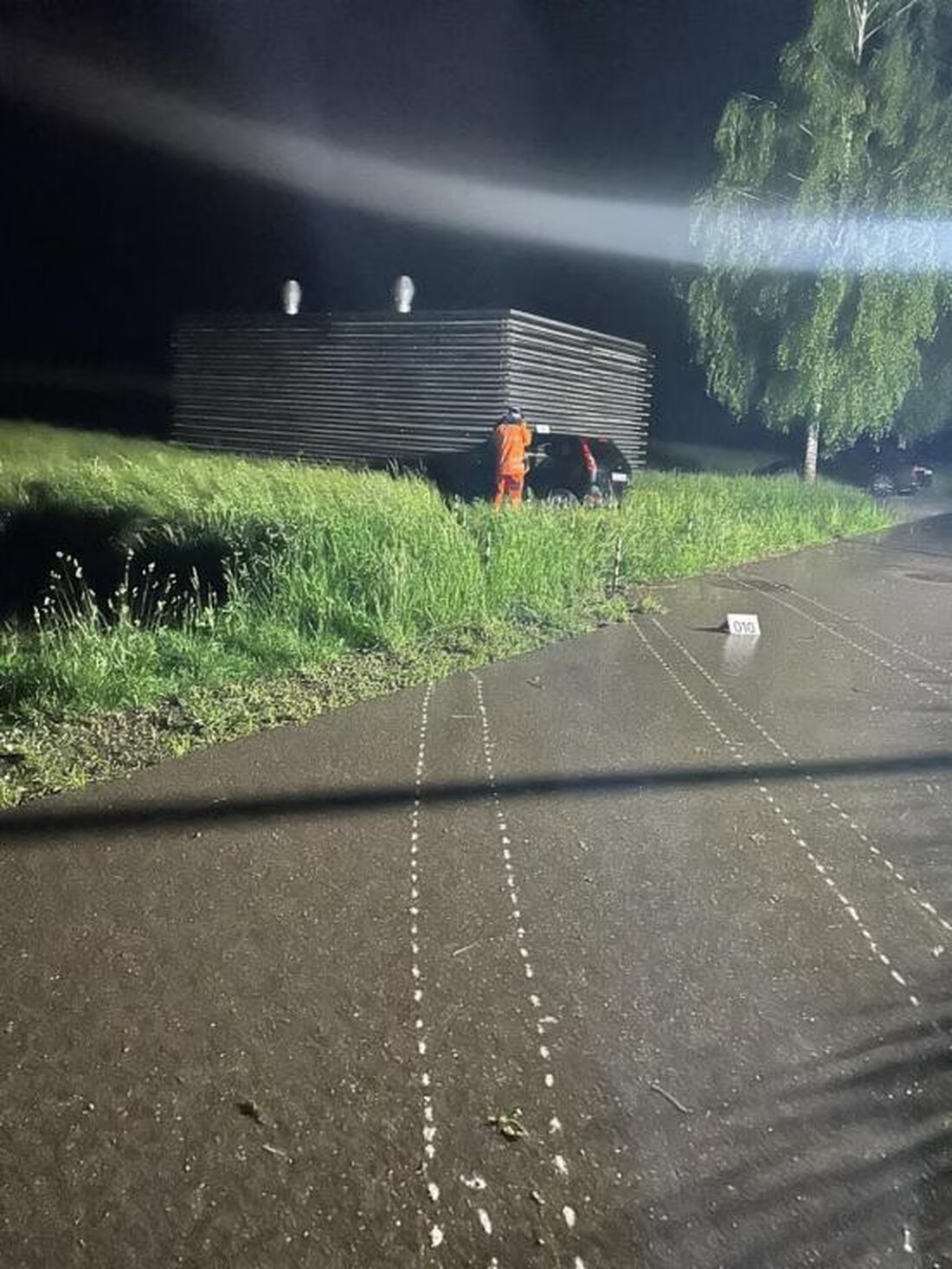 Bei einem Unfall in Gossau ZH wurden vier 18-Jährige verletzt, als ihr Auto bei starkem Regen die Kontrolle verlor und gegen ein Gebäude prallte.