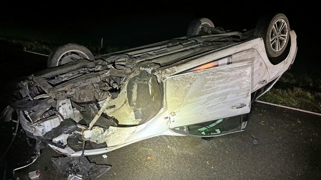 Ein 19-jähriger Autofahrer verursachte in Amriswil einen Selbstunfall. Beifahrer leicht verletzt, hoher Sachschaden.