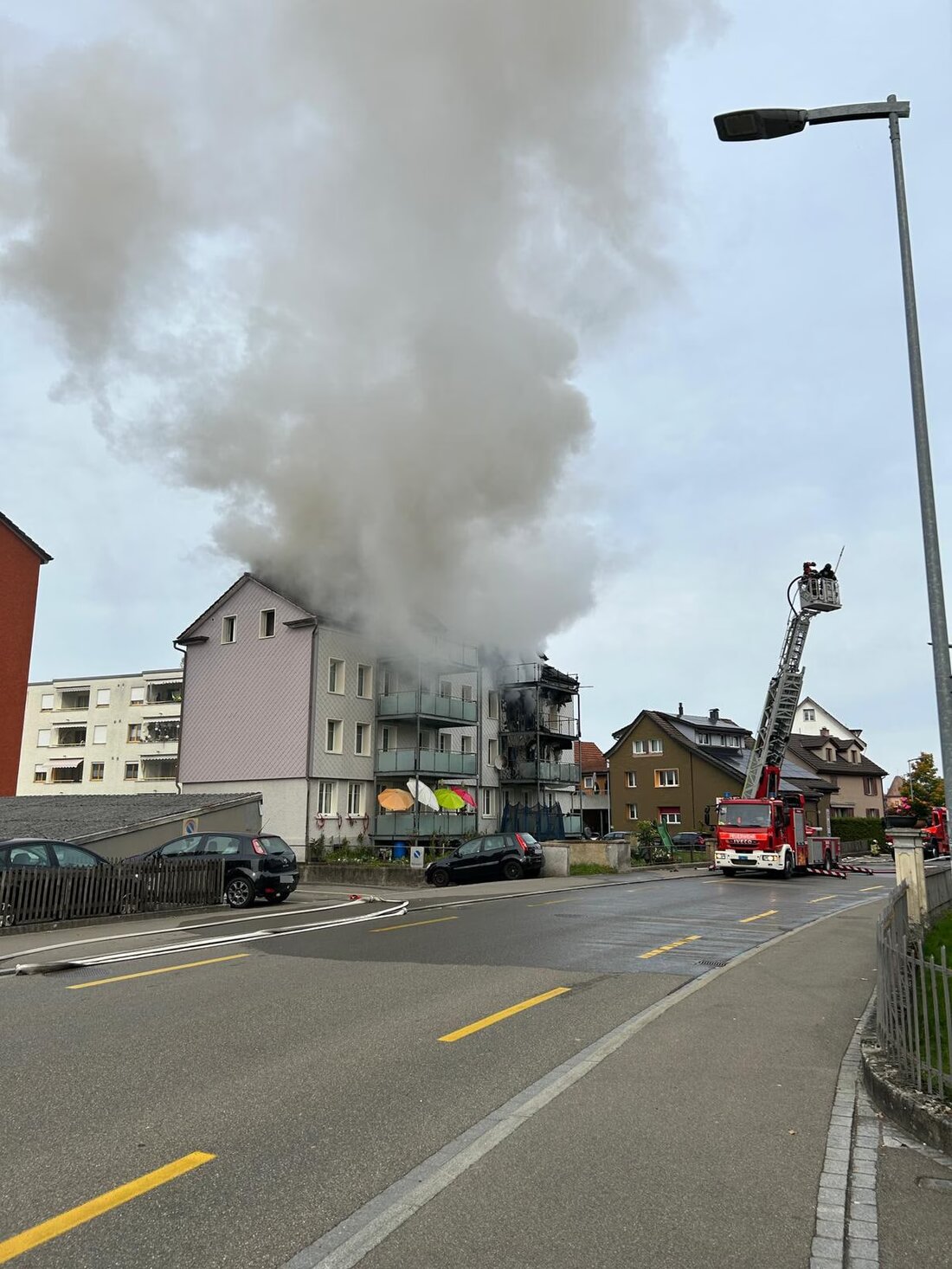 In Arbon brannte ein Mehrfamilienhaus, hoher Sachschaden, glücklicherweise keine Verletzten. Brandursache wird ermittelt.