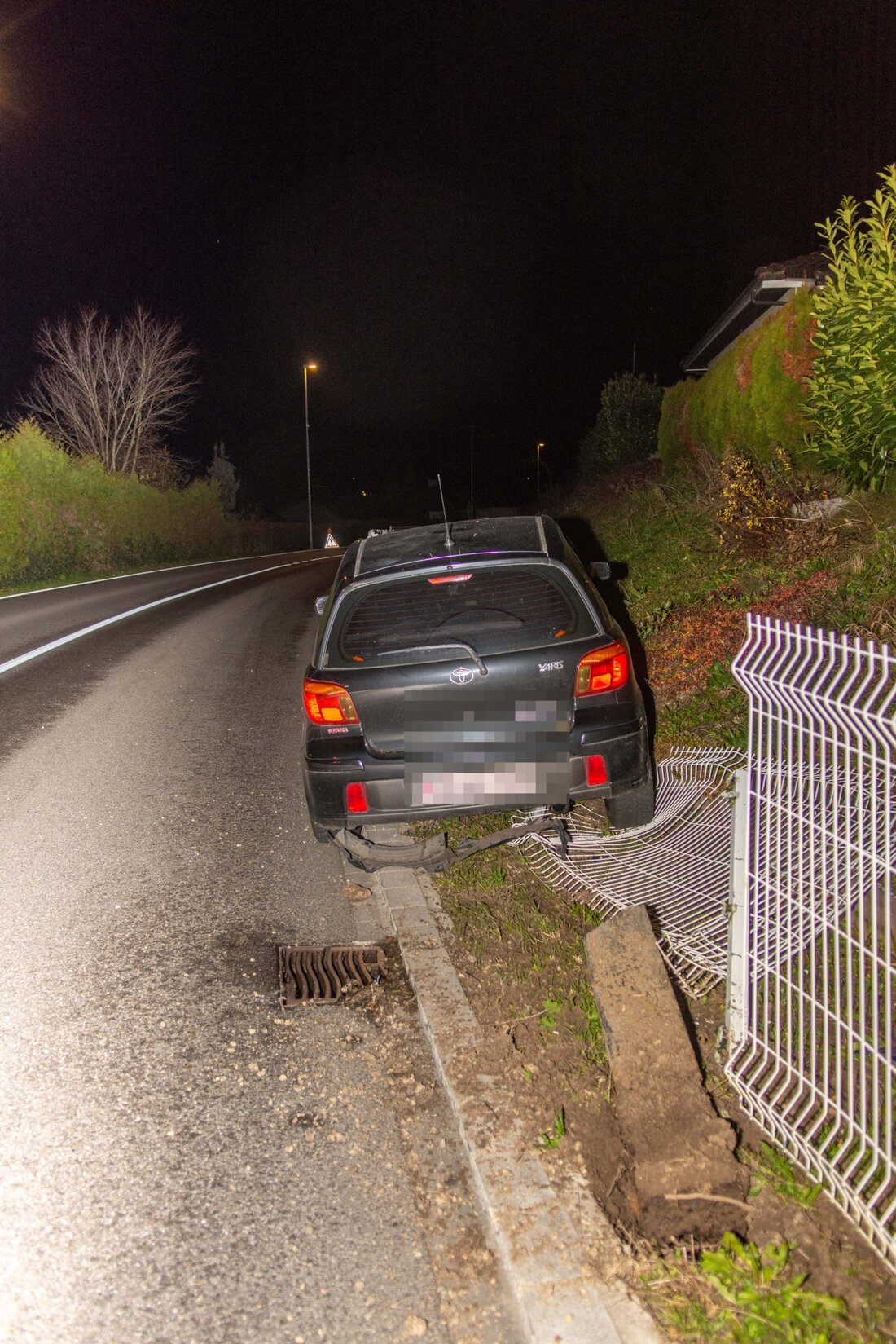 Bei einem Selbstunfall mit einem gestohlenen Auto in Bettwiesen wurden zwei Verdächtige festgenommen. Sachschaden und Fluchtversuch.