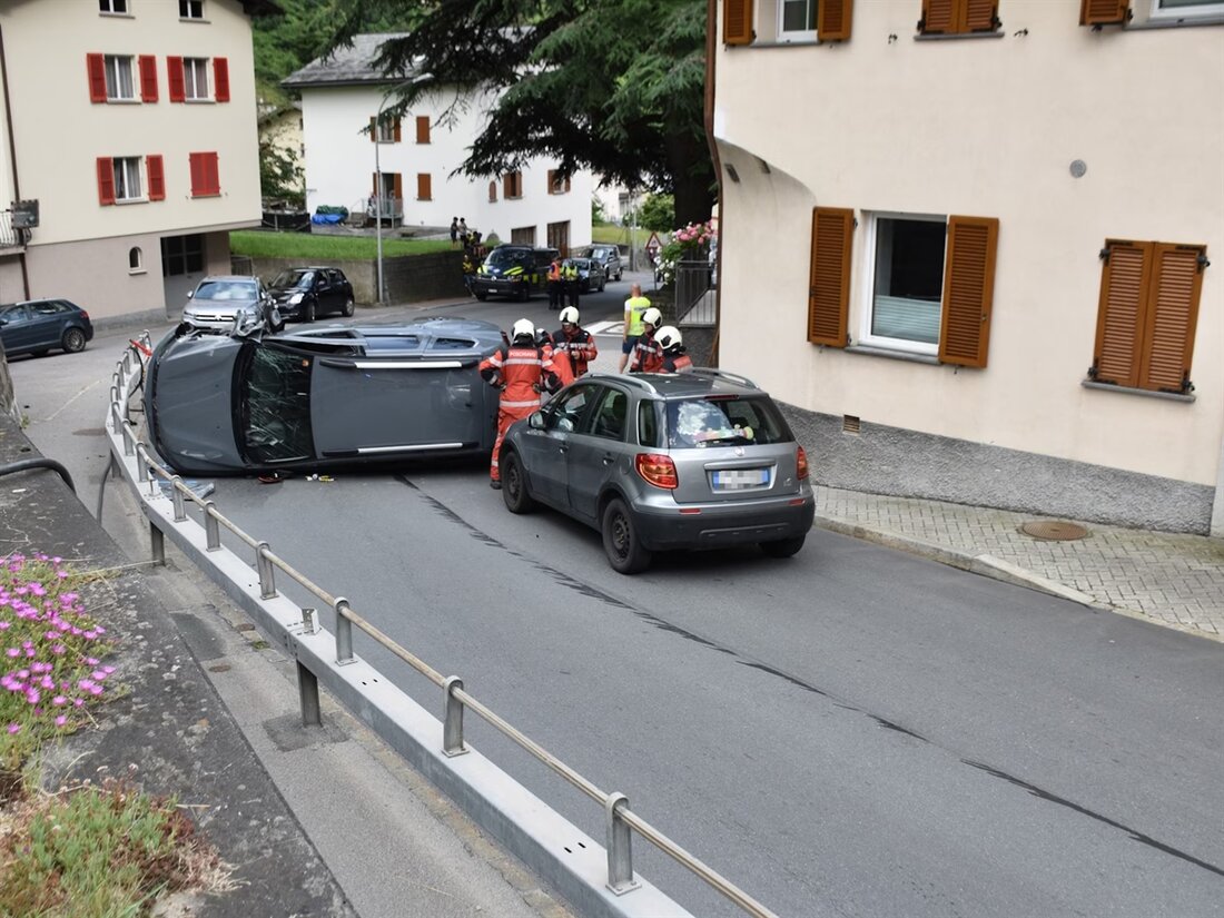 In Brusio kollidierte ein Personenwagen mit einer Leitplanke und kippte um. Der Fahrer wurde leicht verletzt und ins Spital gebracht.