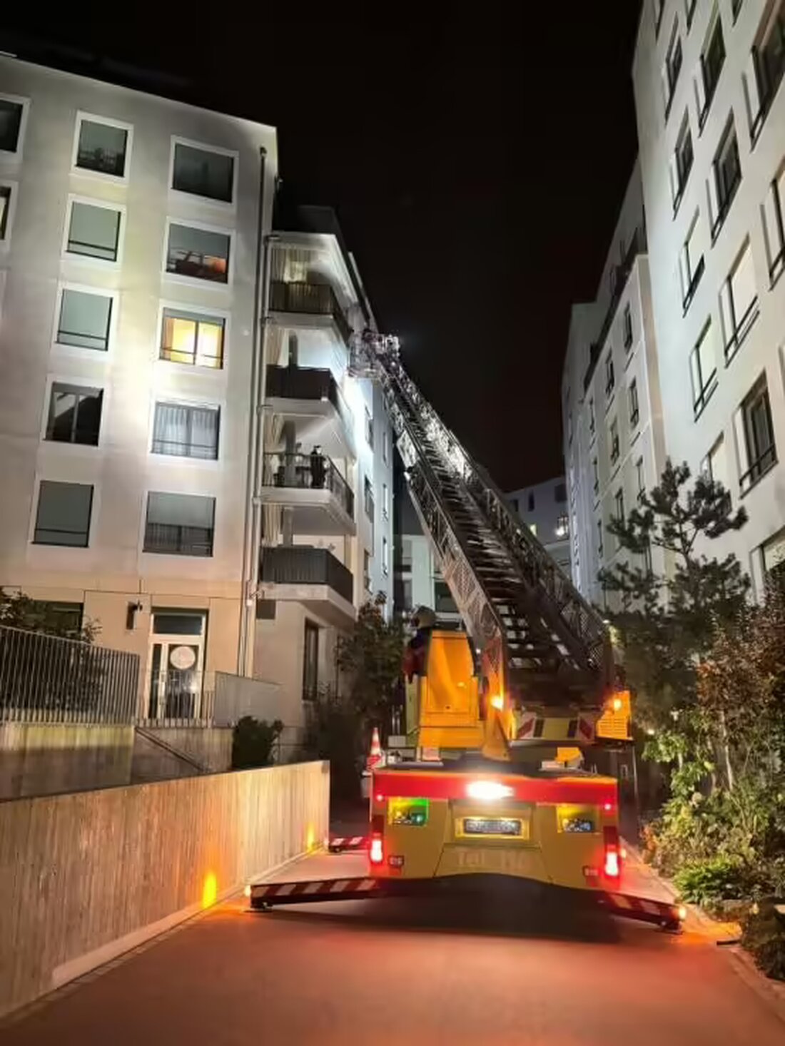 In Bülach wurde in der Nacht ein Brand in einem Mehrfamilienhaus gemeldet. Zwei Bewohner wurden evakuiert, die Ursache ist unklar.