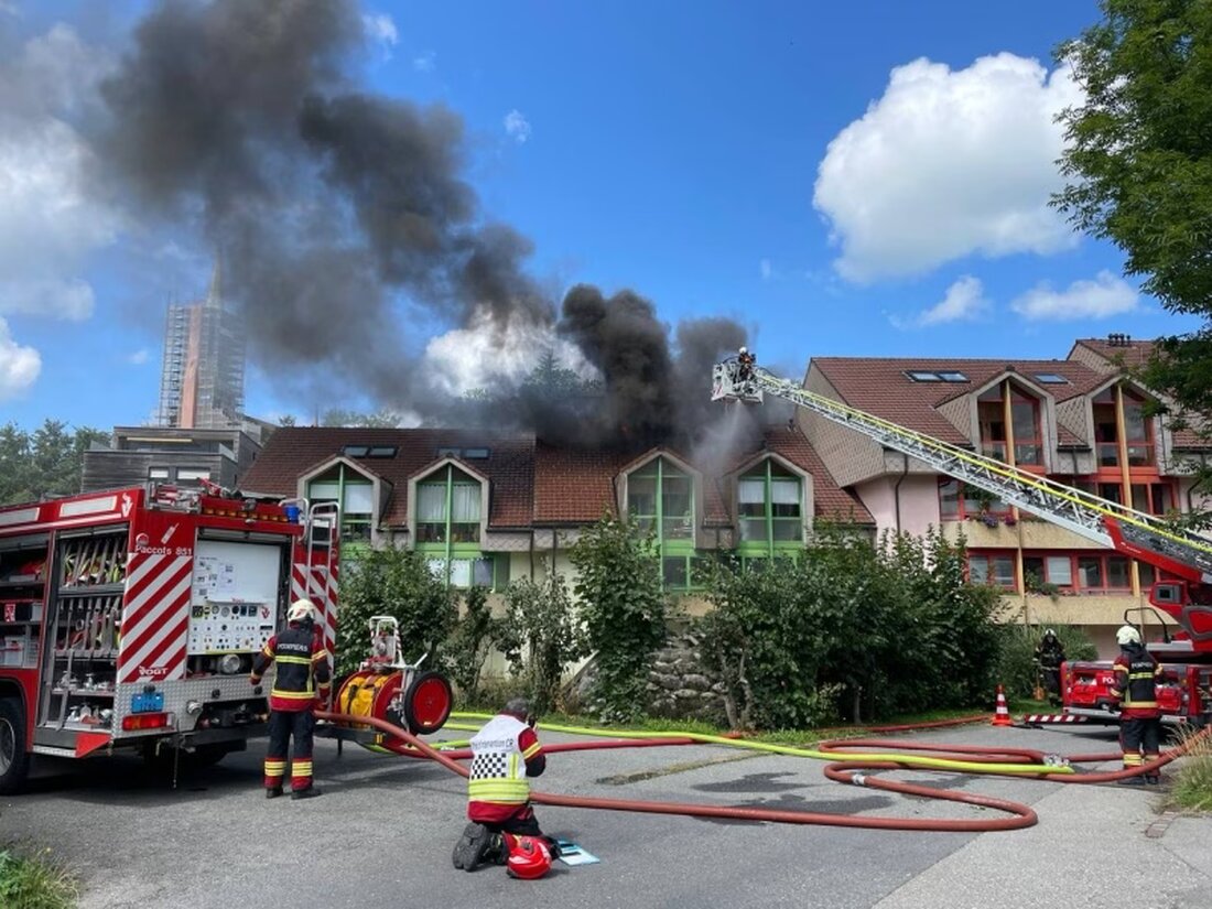 In Châtel-St-Denis brach am 29. Juli 2025 ein Dachstuhlbrand aus; 20 Personen wurden evakuiert, eine Person verletzte sich.