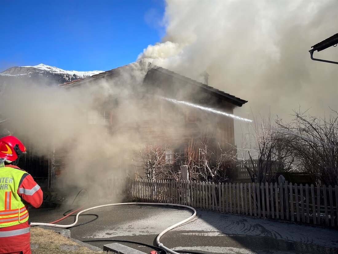 In Conters, Prättigau, verursachte ein Brand erhebliche Schäden an einem Holzhaus. Feuerwehrleute verhinderte schlimmeres.