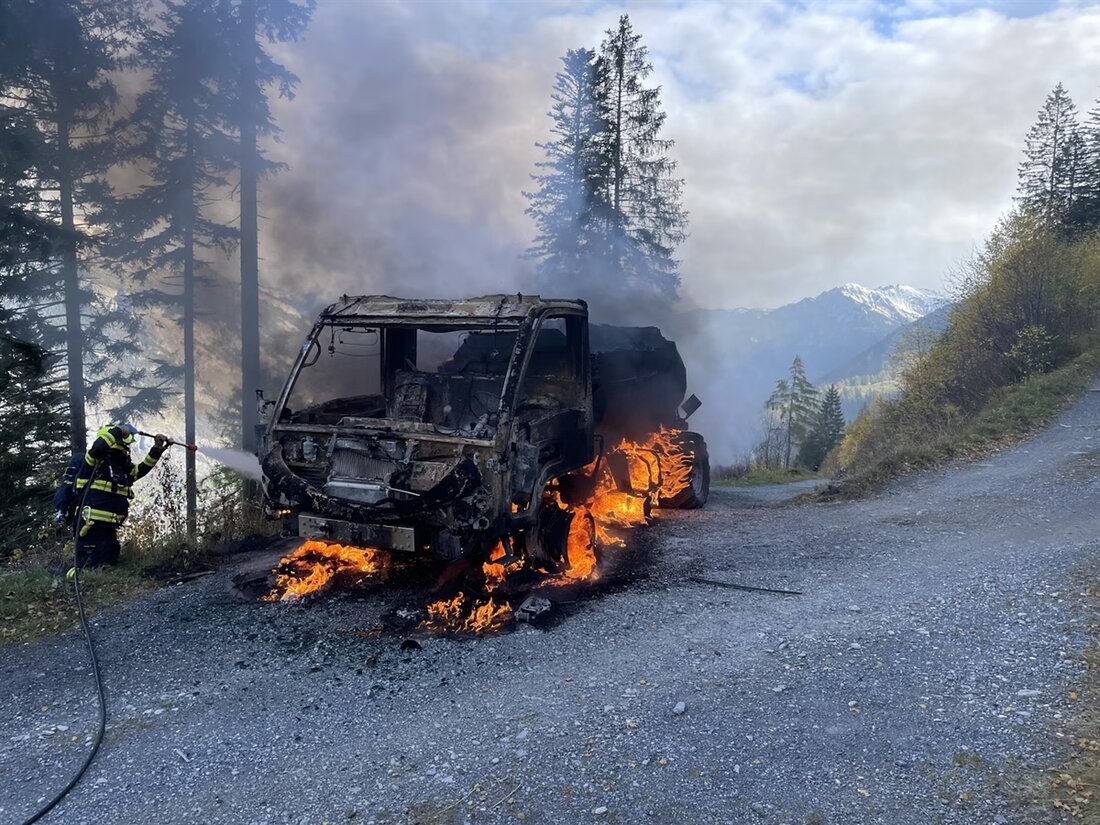In Domat/Ems brannte am Samstag ein landwirtschaftlicher Motorkarren während der Fahrt. Verletzt wurde niemand. Feuerwehr löschte den Brand.