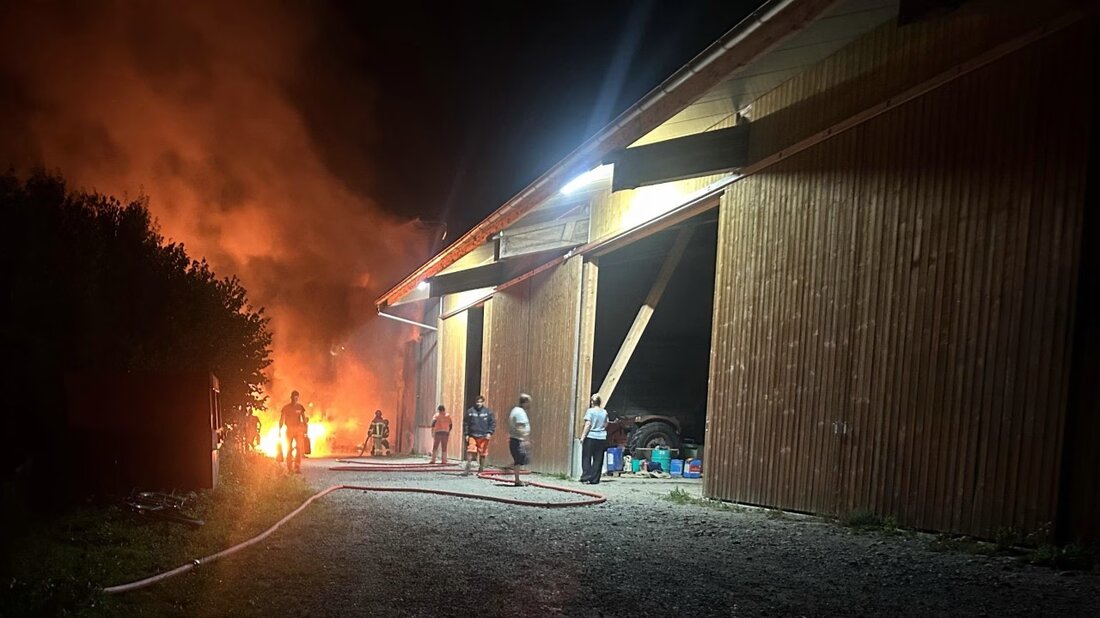 In Gränichen brannte in der Nacht ein Traktor neben einem Stall. Feuerwehr konnte Schlimmeres verhindern; Sachschaden in Höhe von mehreren zehntausend Franken.