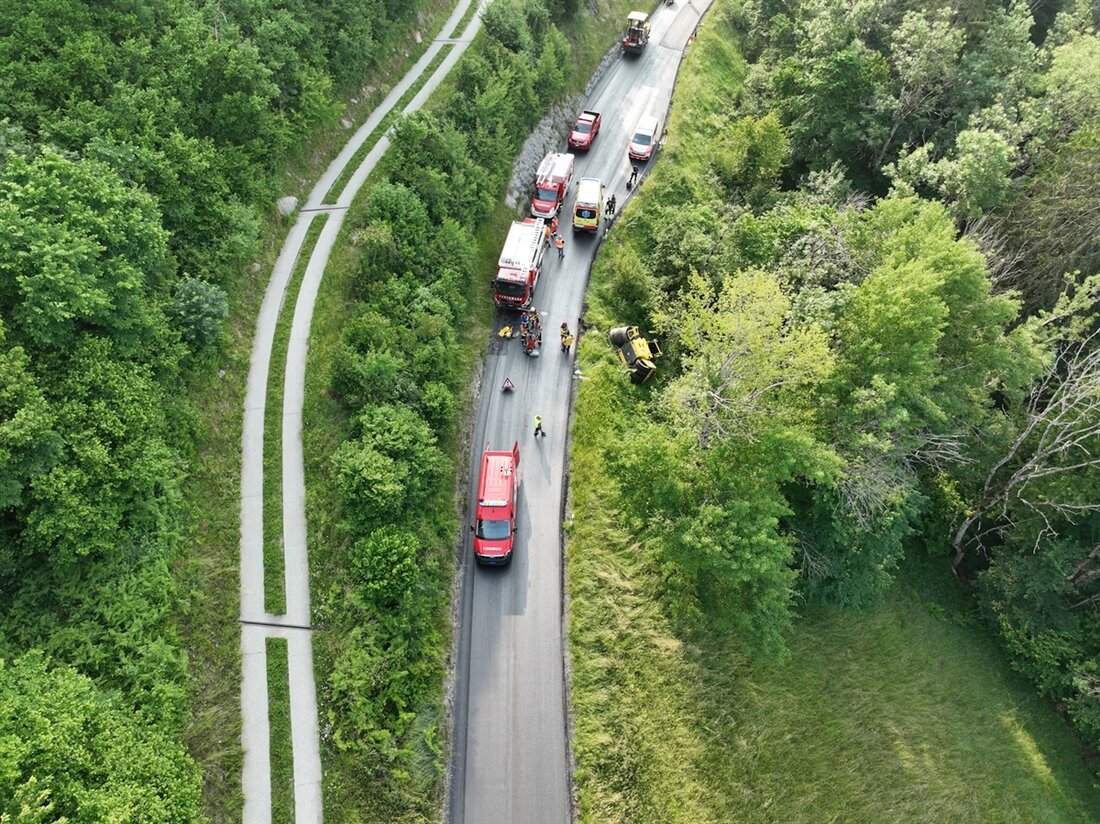 Bei einem Unfall in Ilanz kippte eine Strassenwalze, wodurch ein Arbeiter verletzt ins Spital transportiert wurde. Die Polizei klärt die Ursachen.