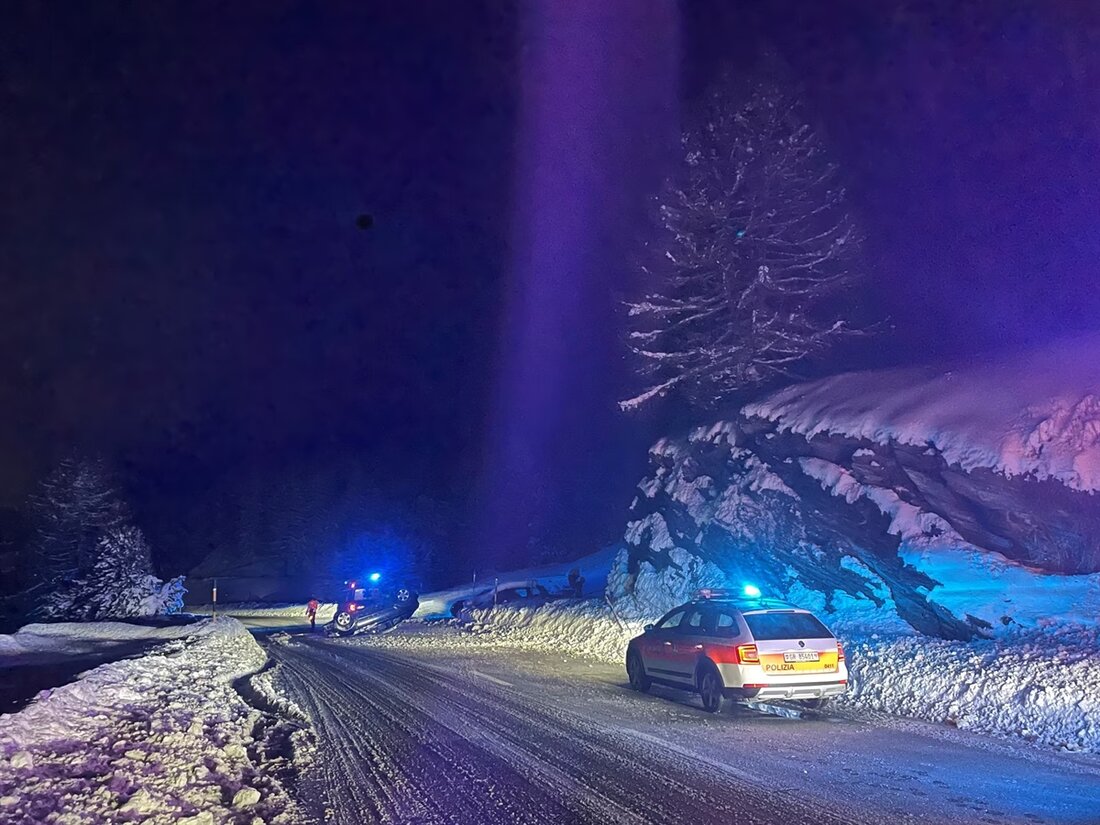 Am Sonntagabend überschlug sich ein Auto in Maloja nach einem Zusammenstoß mit einem Schneewall. Fahrer verletzt.