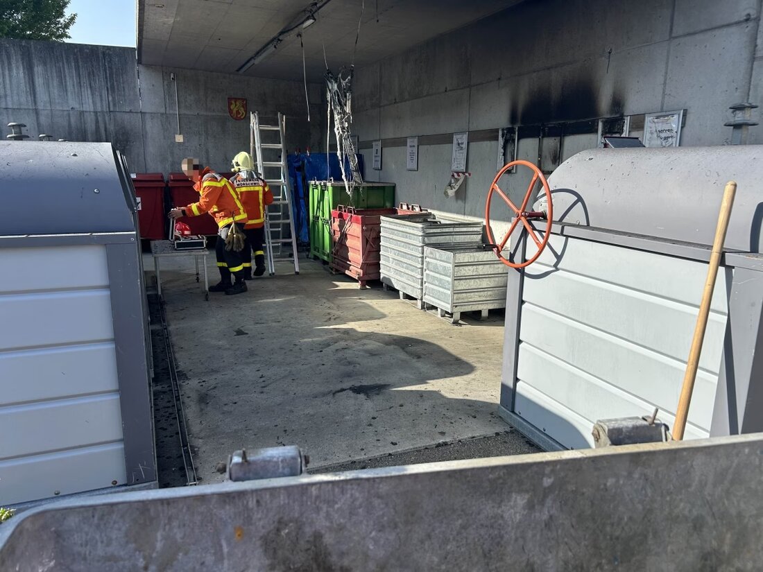 In Mörschwil entflammte am 13. Juni 2025 ein Brand in einer Entsorgungsstelle durch entzündete Batterien. Feuerwehr schnell im Einsatz.