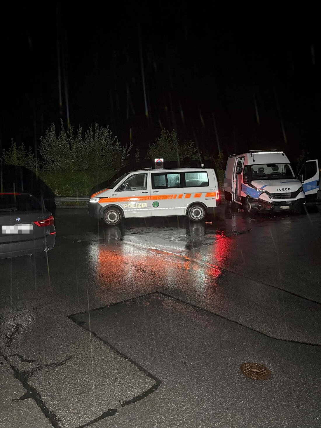 Am Samstagabend wurde aus einer Autowerkstatt in Staad ein Lieferwagen gestohlen. Die Polizei stellte das Fahrzeug in Richterswil sicher und nahm zwei französische Jugendliche fest.