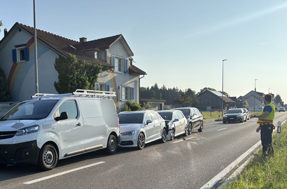 In Romanshorn kam es zu einer Auffahrkollision mit vier Fahrzeugen. Ein Verletzter wurde ins Spital gebracht. Sachschaden in Höhe von mehreren tausend Franken.