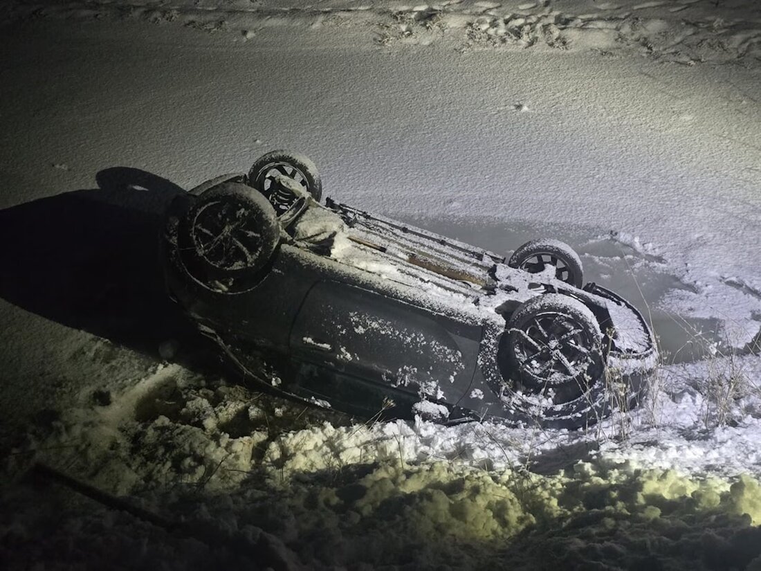 In San Bernardino verunfallte ein 35-jähriger Fahrer mit Sommerreifen auf winterlicher Straße und landete im Gewässer. Alle Insassen blieben unverletzt.