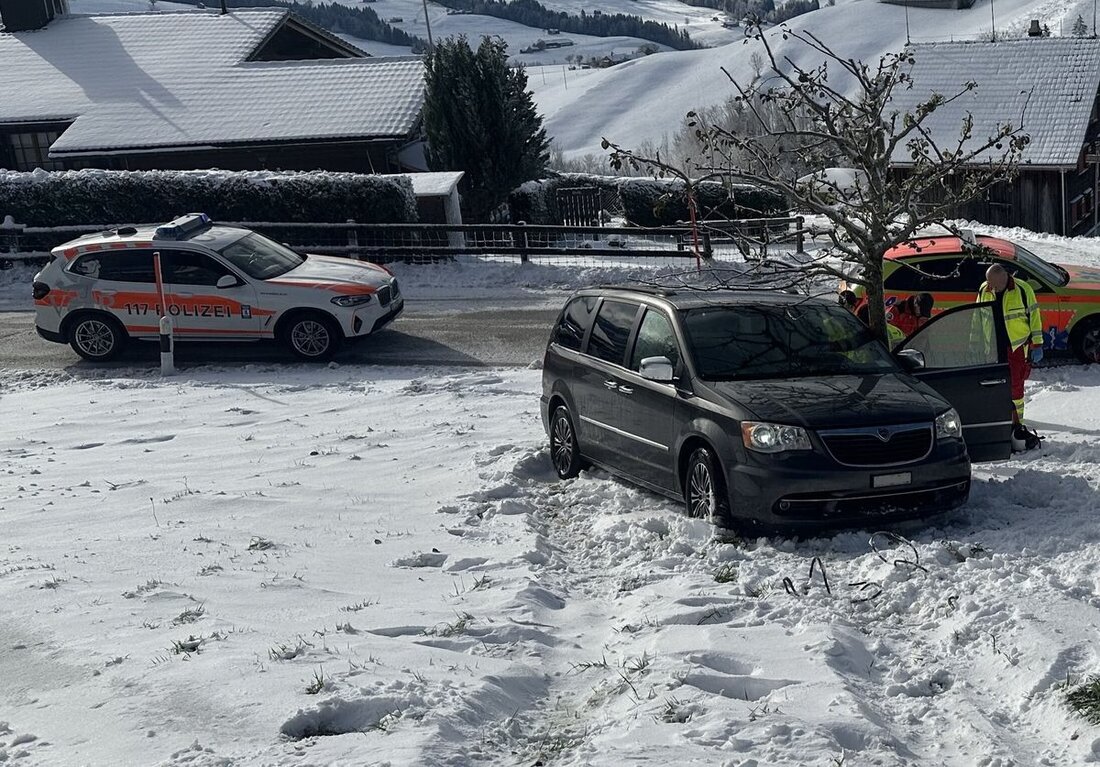 In Schwellbrunn rutschte ein 54-jähriger Autofahrer am 20. November 2024 mit seinem Fahrzeug und verletzte sich.