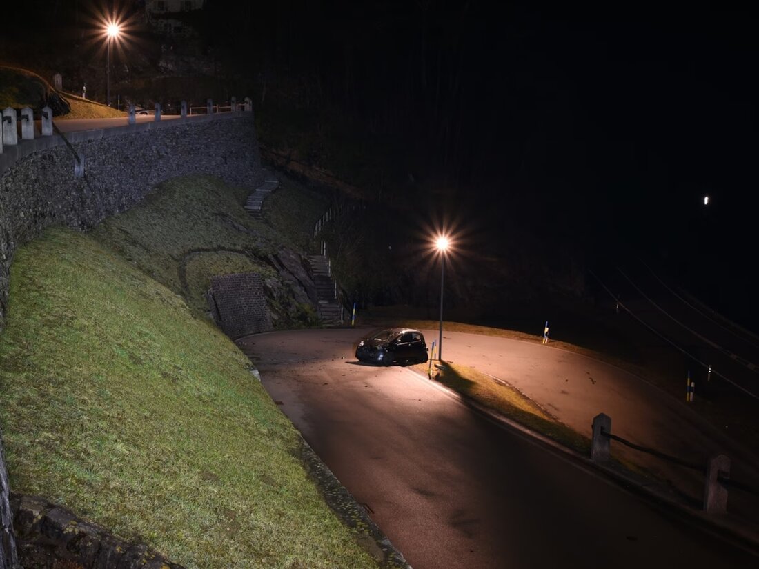 In Soazza überschlug sich ein Auto nach einem alkoholbedingten Unfall. Fahrer und Beifahrerin wurden verletzt und ins Krankenhaus gebracht.