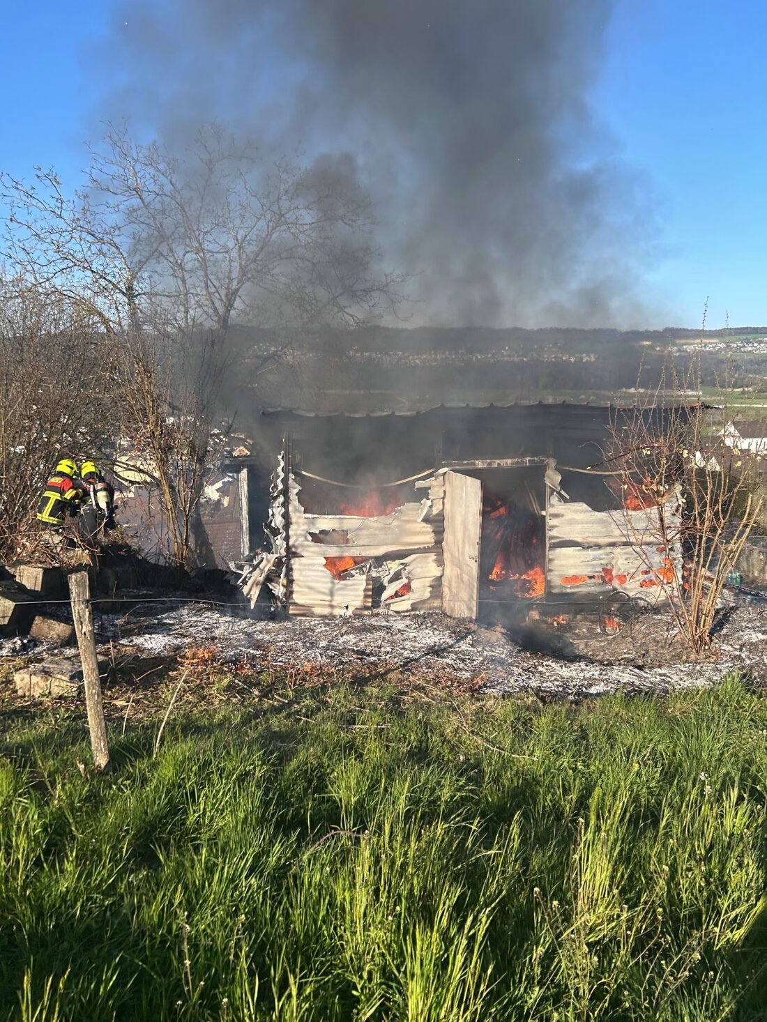 In Tägerig brannte am Freitag ein Schopf. Die Feuerwehr verhinderte Schlimmeres, doch eine Person könnte eine Rauchgasvergiftung erlitten haben.