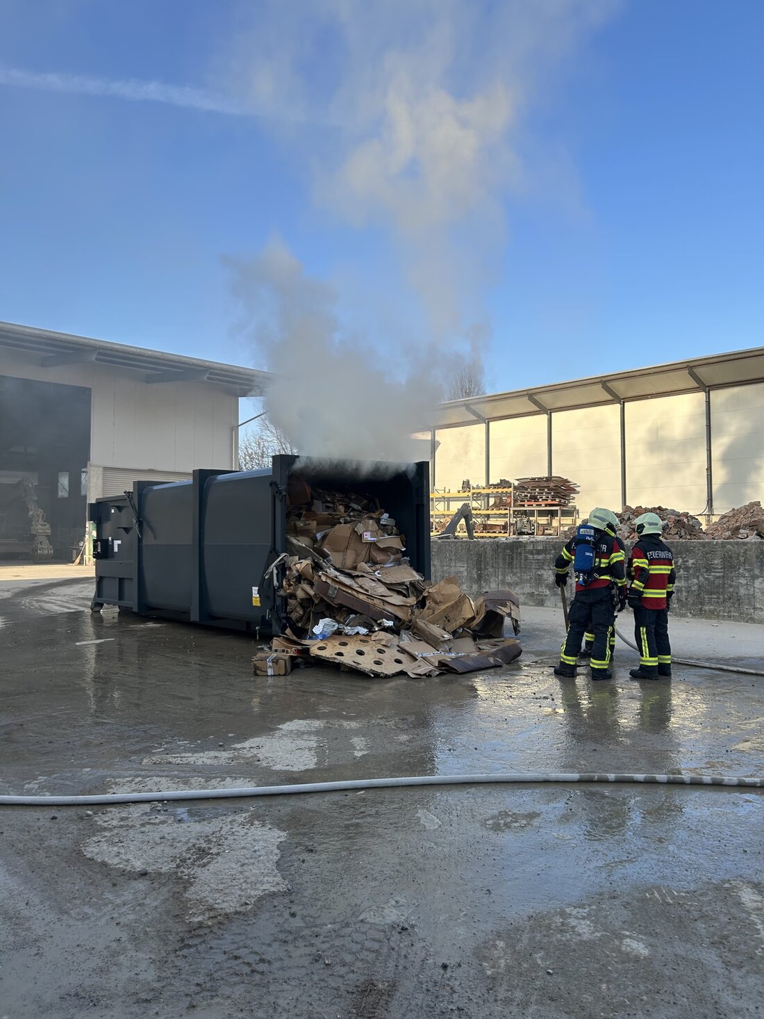 In Tobel kam es zu einem Brand in einer Kartonpresse, der am Freitagnachmittag von der Feuerwehr gelöscht wurde. Sachschaden: mehrere tausend Franken.