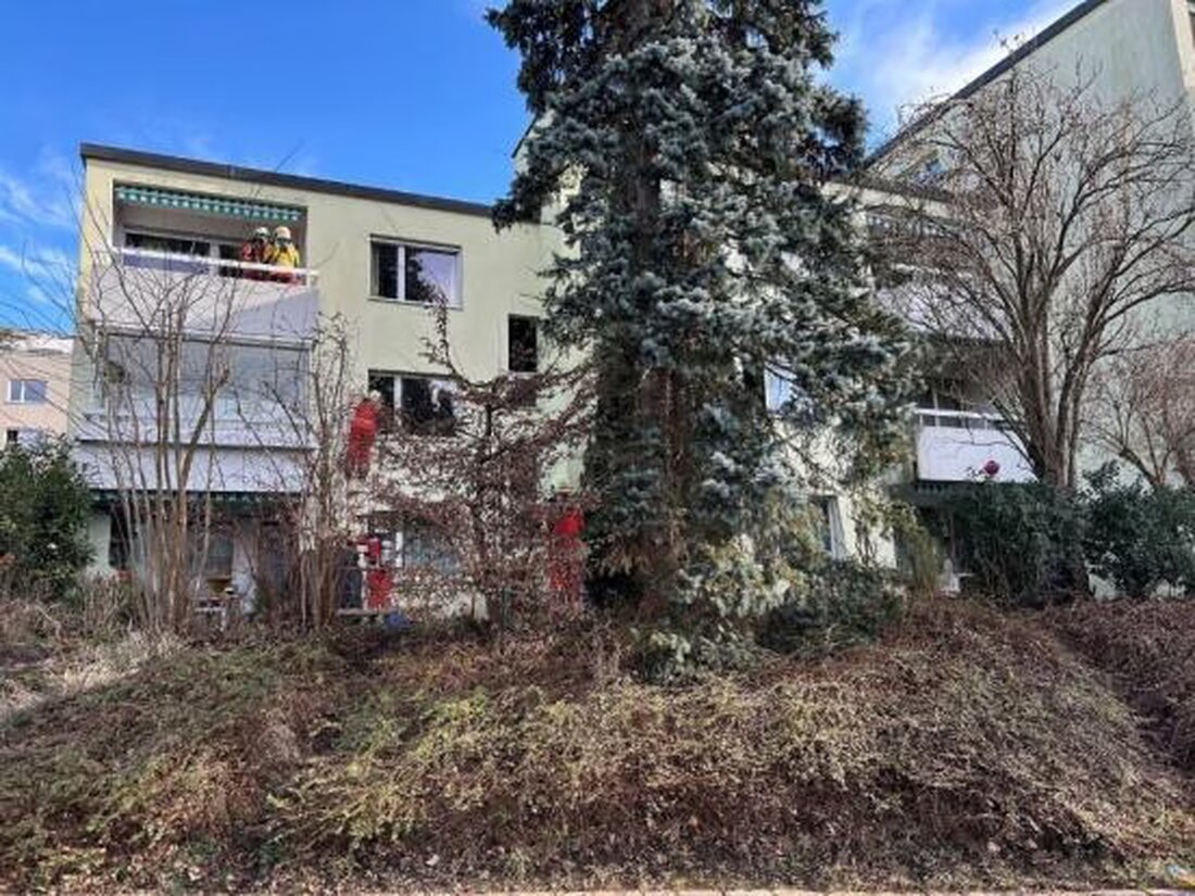 In Volketswil verletzt ein Wohnungsbrand eine 70-Jährige. Feuerwehr evakuiert Nachbarn; Brandursache bisher unklar.