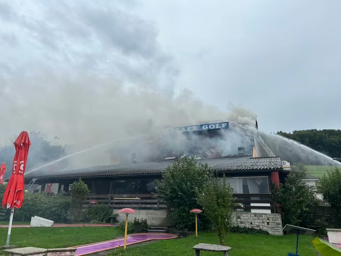 In Waltenschwil brach am Samstag ein Brand in einem Restaurant aus. Zwei Personen wurden ins Spital gebracht, Ermittlungen zur Ursache laufen.