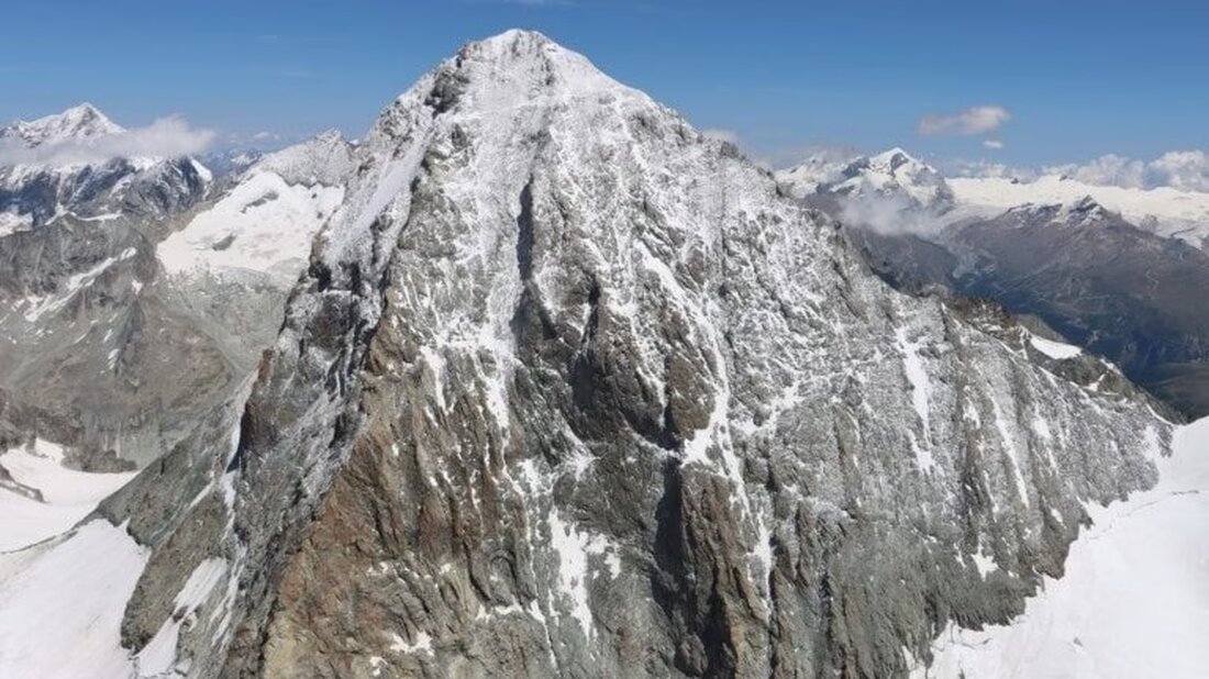 Zwei Bergsteiger stürzen am 13. Juli 2025 an der Dent Blanche in Evolène. Suche nach dem vermissten Alpinisten läuft.