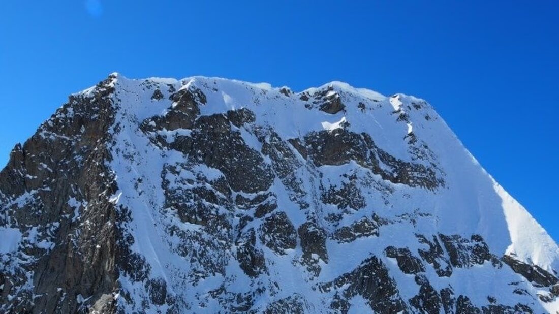 Ein 53-jähriger Schweizer starb am 19. März 2025 bei einem tödlichen Sturz am Mont Dolent in Orsières. Die Ursache wird ermittelt.