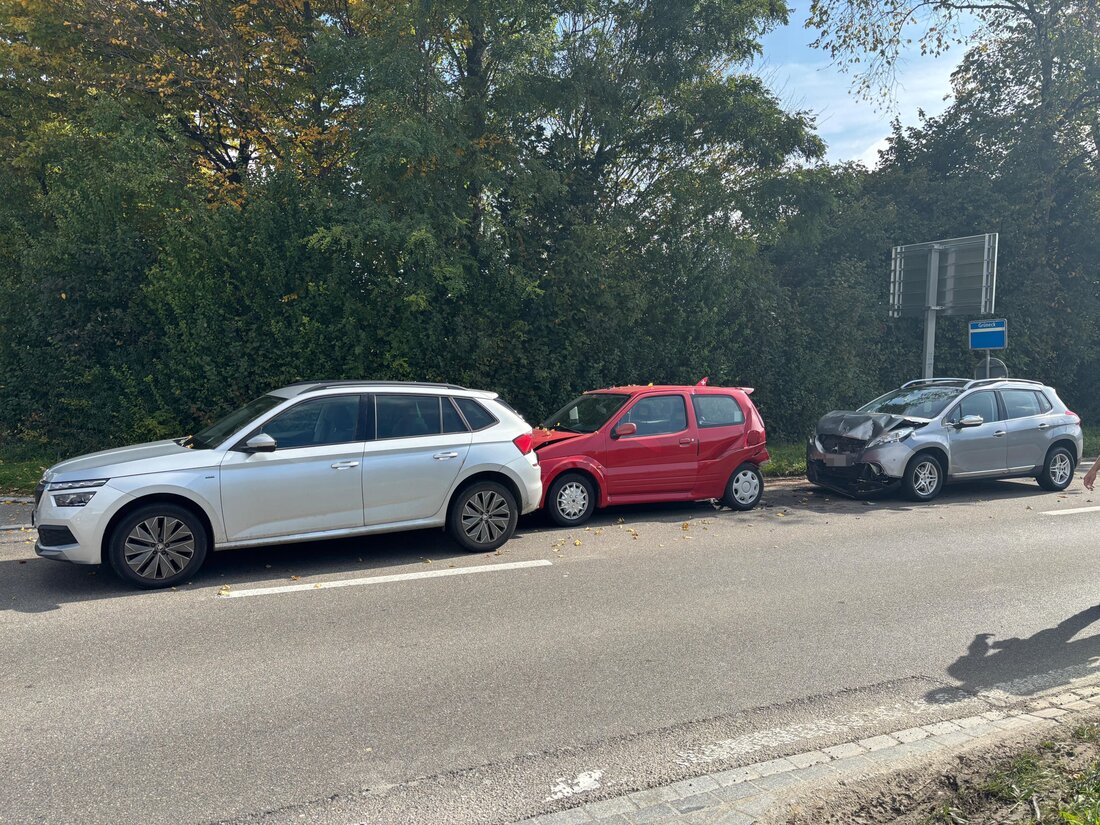 In Müllheim ereignete sich am Freitag ein Auffahrunfall mit drei Fahrzeugen. Vier Personen wurden leicht verletzt und ins Spital gebracht.