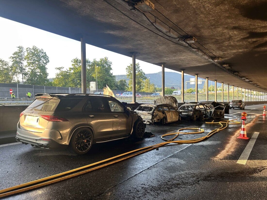 Auf der A1 in Neuenhof kam es zu mehreren Auffahrkollisionen, bei denen vier Fahrzeuge in Brand gerieten. Vier Personen wurden verletzt.