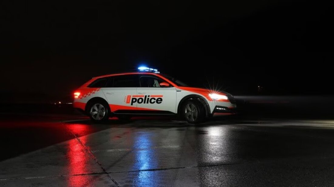 In Sitten wurde ein Waffengeschäft ausgeraubt. Dank der Kantonspolizei wurden die mutmasslichen Täter schnell festgenommen und das Diebesgut sichergestellt.