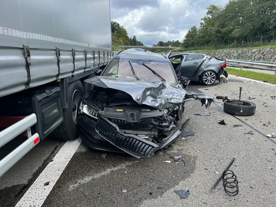 Zwei Personen wurden bei Unfällen auf der A7 bei Wäldi leicht verletzt. Autobahn gesperrt, Ursache wird ermittelt.