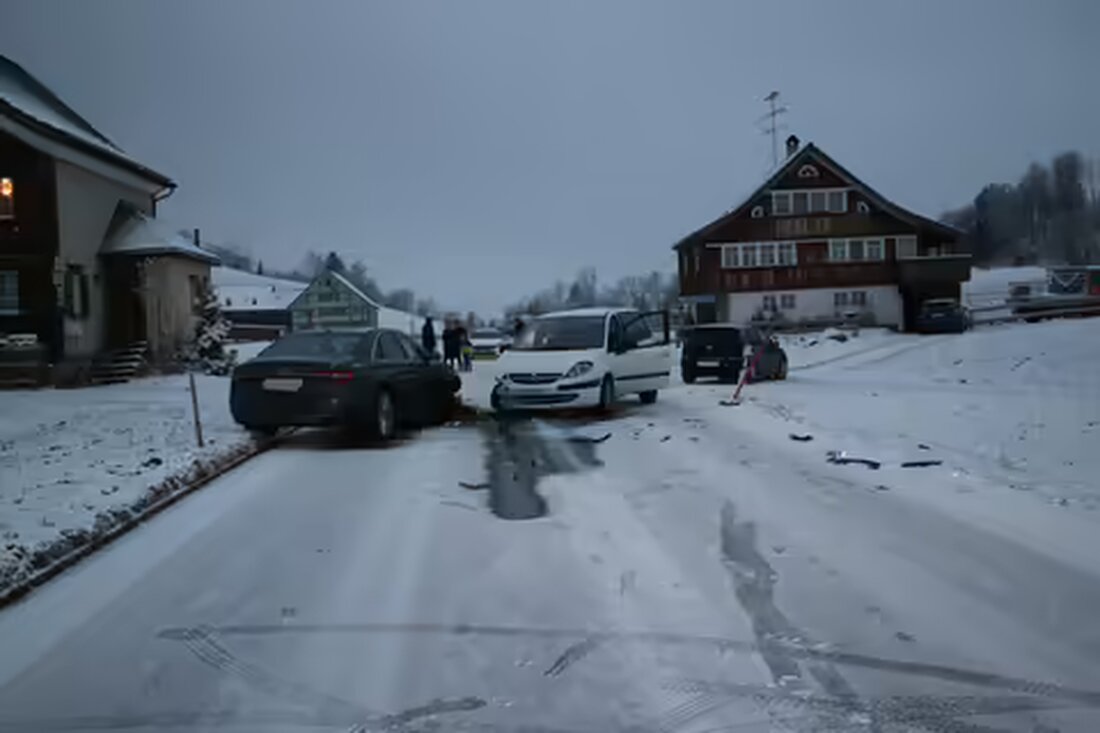 Bei einem Unfall auf der Enggenhüttenstrasse in Appenzell kollidierten vier Fahrzeuge; drei Personen wurden leicht verletzt.