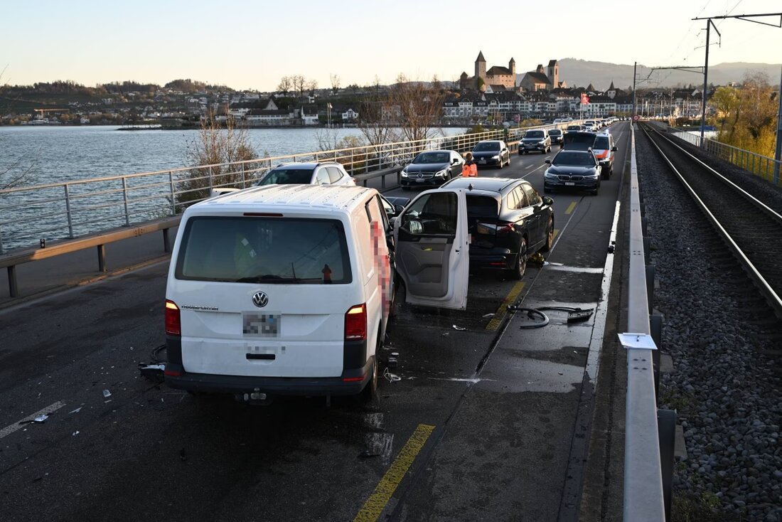 Am 07.04.2025 kam es in Rapperswil-Jona zu einer Auffahrkollision zwischen drei Autos, bei der drei Männer leicht verletzt wurden.