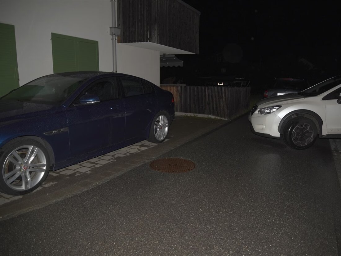 In Rhäzüns kollidierte eine alkoholisierte Autofahrerin in der Nacht auf Dienstag mit einem parkenden Auto. Atemluftprobe positiv.