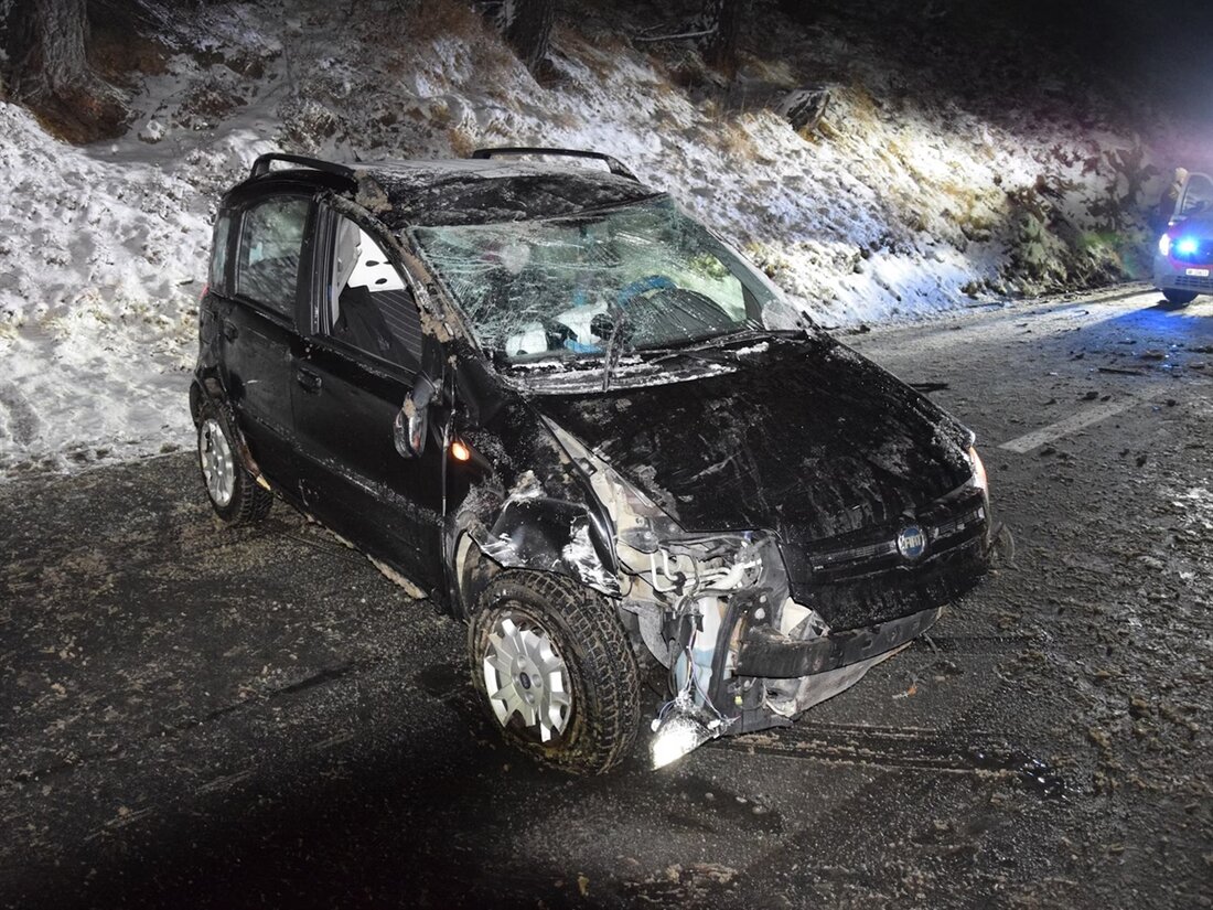 Am Donnerstagabend verunfallte eine alkoholisierte Fahrerin in Sils i.E. auf der H3, ihr Fahrzeug überschlug sich.