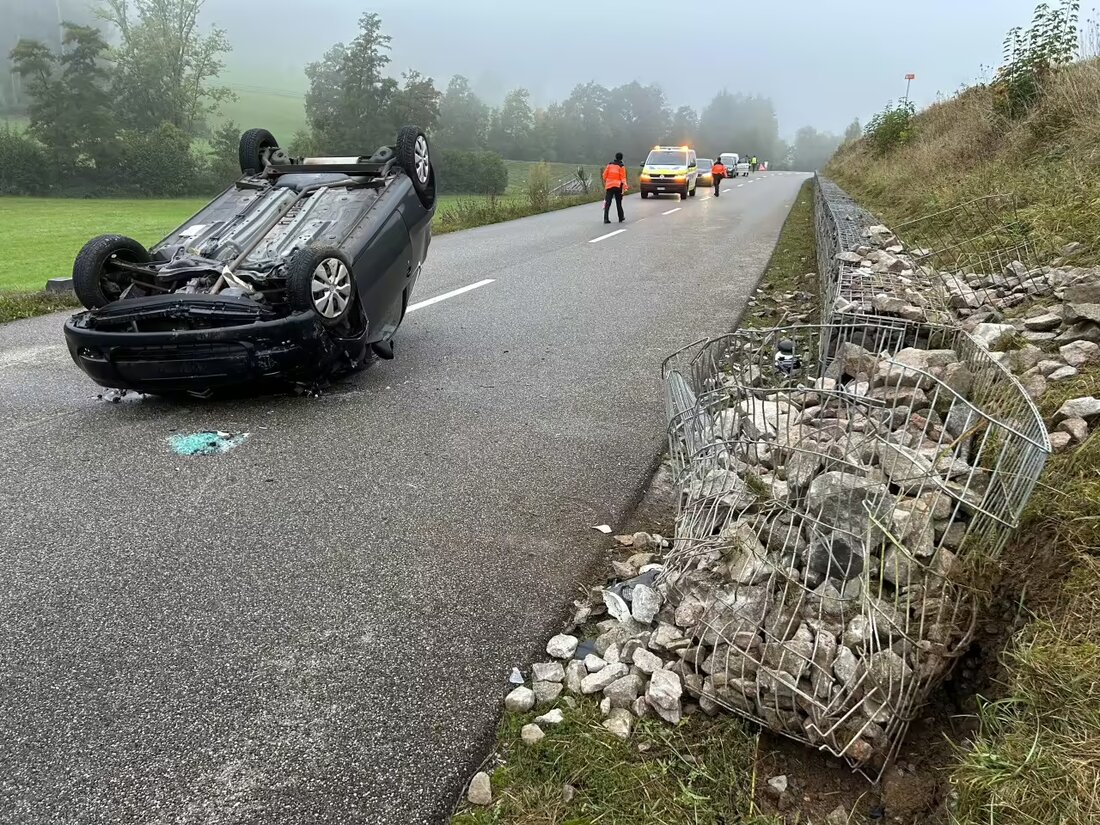 Eine 35-Jährige überschlug sich am 5. Oktober 2024 bei Zuzgen mit ihrem Auto. Sie erlitt leichte Verletzungen und verlor den Führerausweis.
