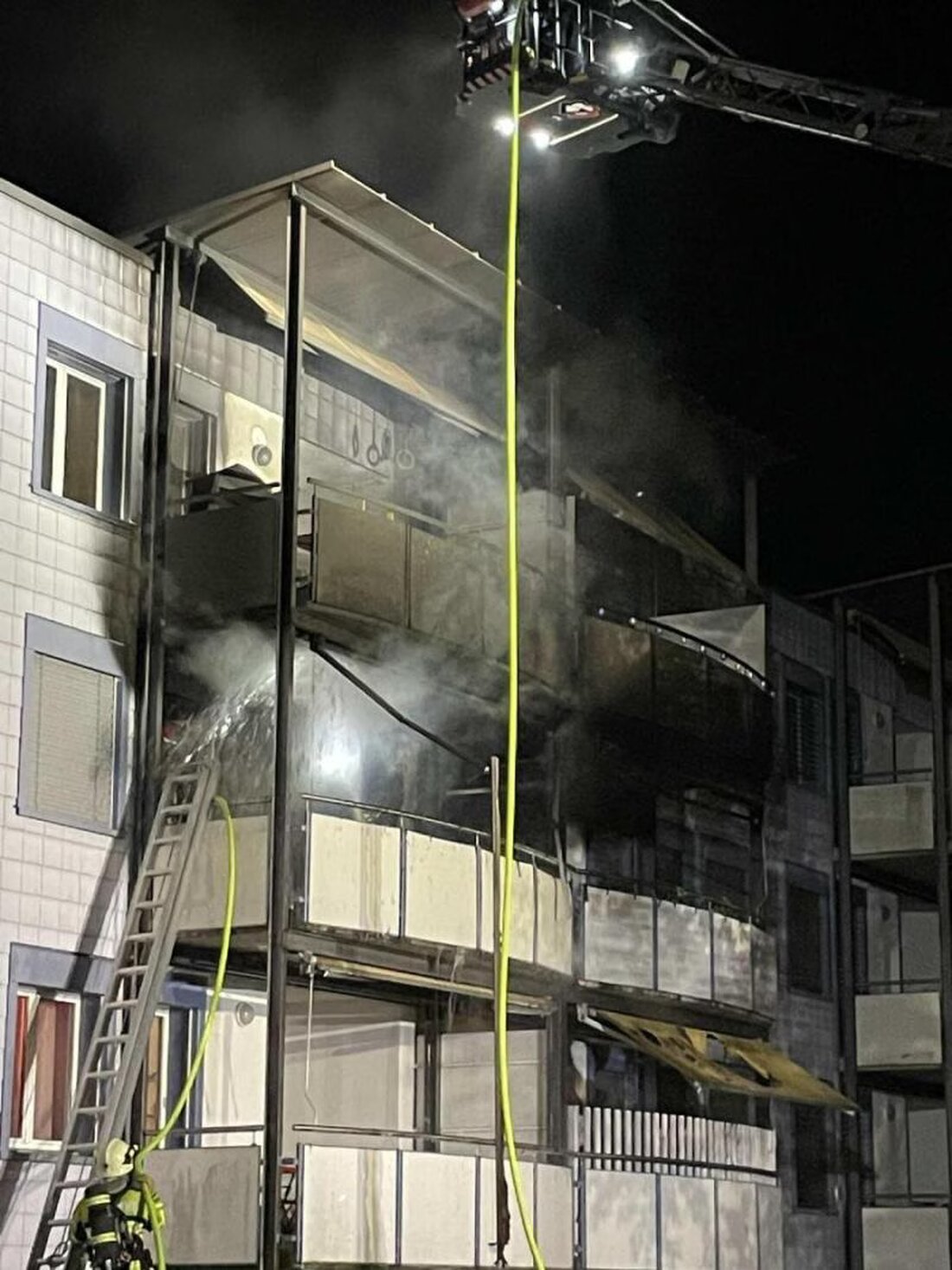 In Flamatt brach am 31. Mai 2025 ein Brand in einem Mehrfamilienhaus aus. Feuerwehr und Sanitäter evakuierten 30 Personen, alle blieben unverletzt.