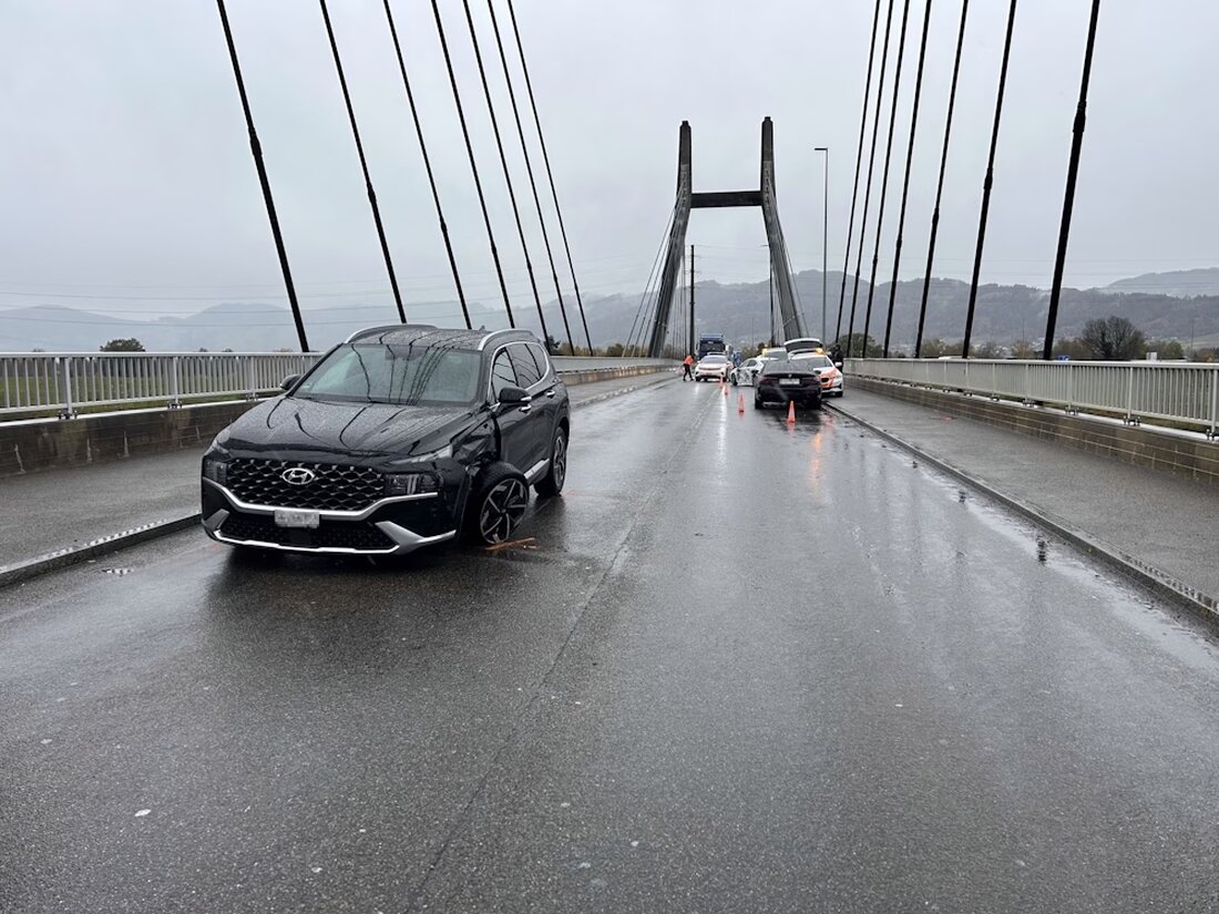 Am Montag kam es in Diepoldsau zu einem Unfall mit drei Autos. Eine 55-Jährige wurde leicht verletzt, 20.000 Franken Schaden entstanden.