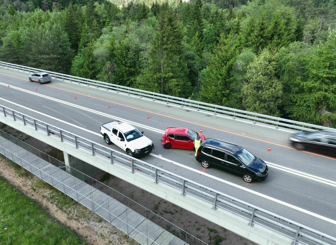 In Domat/Ems kam es zu einer Auffahrkollision mit drei Autos auf der A13. Zwei Personen wurden leicht verletzt.