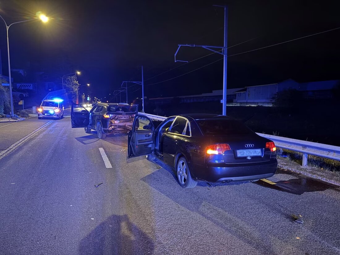 Am Donnerstag ereignete sich auf der Hauptstrasse in Au eine Auffahrkollision zwischen drei Autos, bei der zwei Personen verletzt wurden.