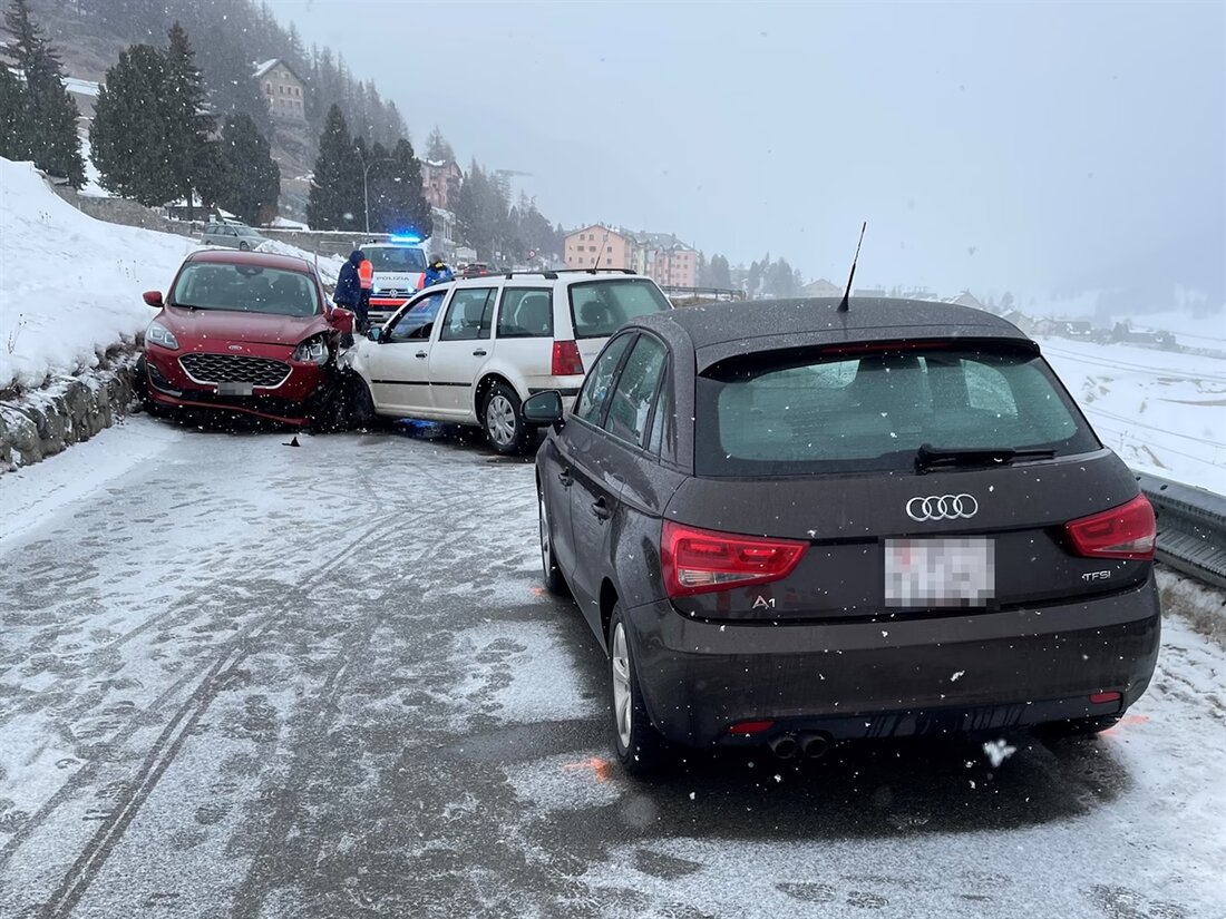 Am Mittwochnachmittag kam es in Zuoz zu einem Unfall mit drei Fahrzeugen. Zwei Personen wurden verletzt und in Spitalpflege gebracht.