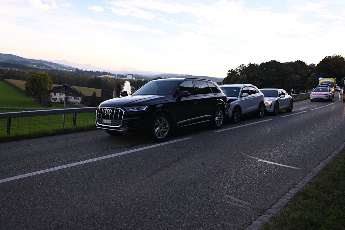 Am 08.10.2025 kam es in Züberwangen zu einer Auffahrkollision zwischen drei Autos, die Sachschaden und Rückstau verursachte.