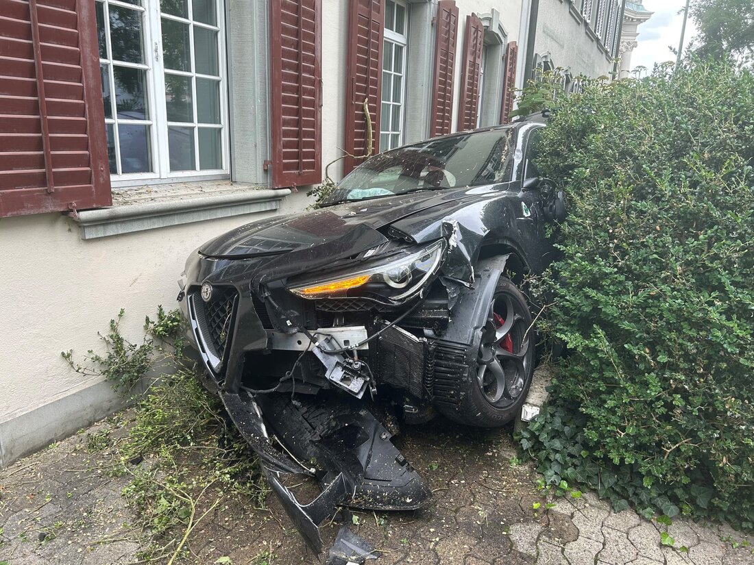 Drei Tatverdächtige flüchteten nach einem Einbruch in Wil, verunfallten in Frauenfeld. Kantonspolizei bittet um Zeugenhinweise.