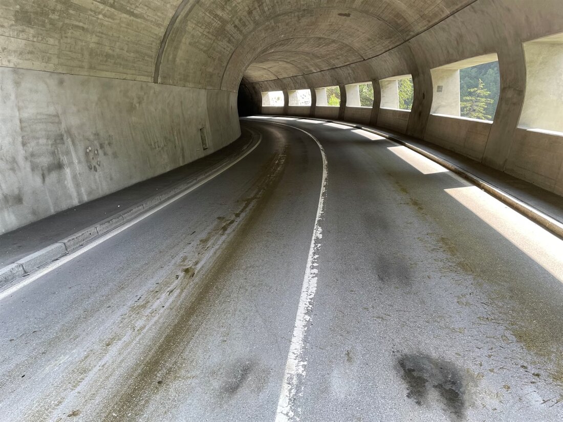 Drei Motorradfahrer stürzen am Lukmanierpass wegen Kuhmist auf der Fahrbahn. Zwei Verletzte, ein weiterer Sturz glücklicherweise ohne Schäden.