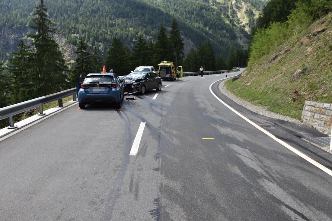 Am Freitagnachmittag kam es in San Carlo zu einem Verkehrsunfall mit drei Fahrzeugen, bei dem drei Personen verletzt wurden.