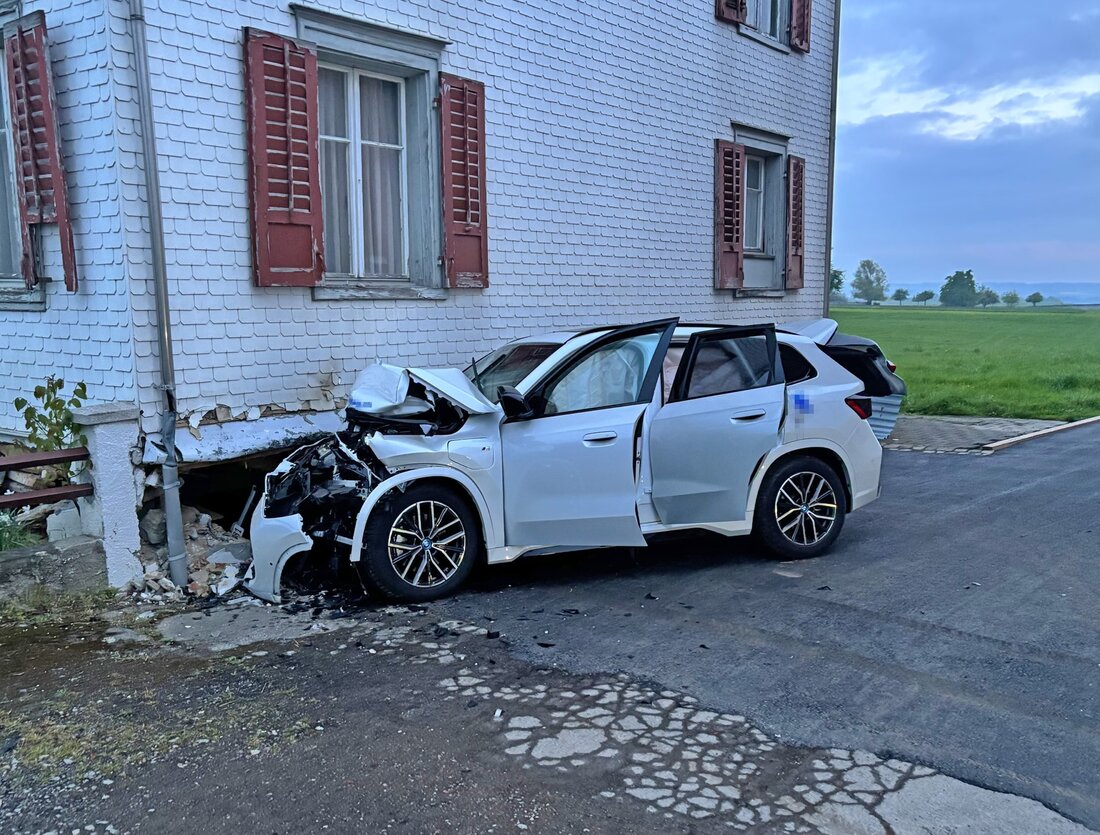 In Heldswil kam es zu einem schweren Unfall: Ein Auto kollidierte mit einer Hauswand, drei Verletzte, hoher Sachschaden.