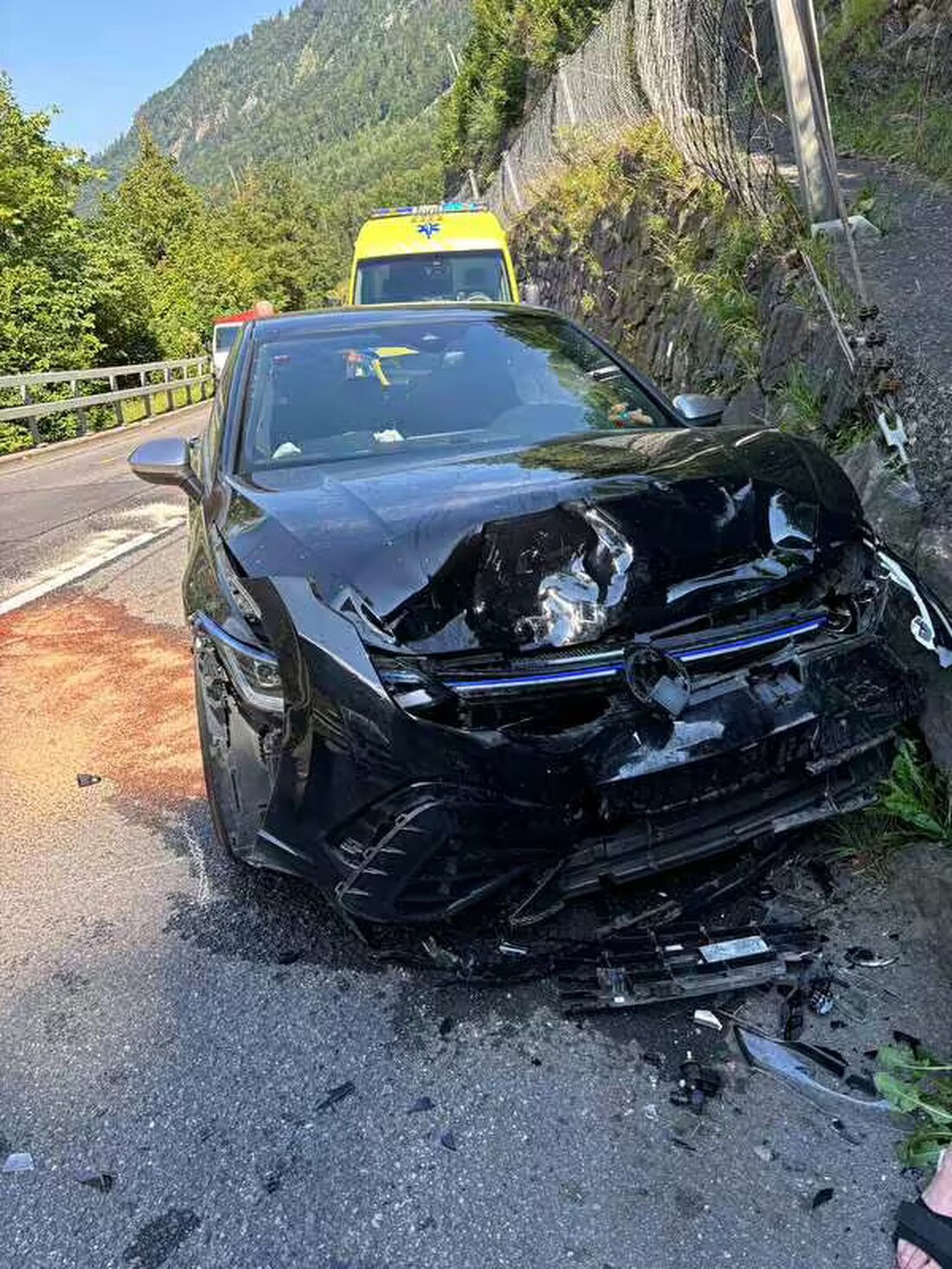 Drei Verkehrsunfälle am 12. August 2024 in Obwalden verletzten acht Personen, darunter ein Kind. Ursachen werden untersucht.