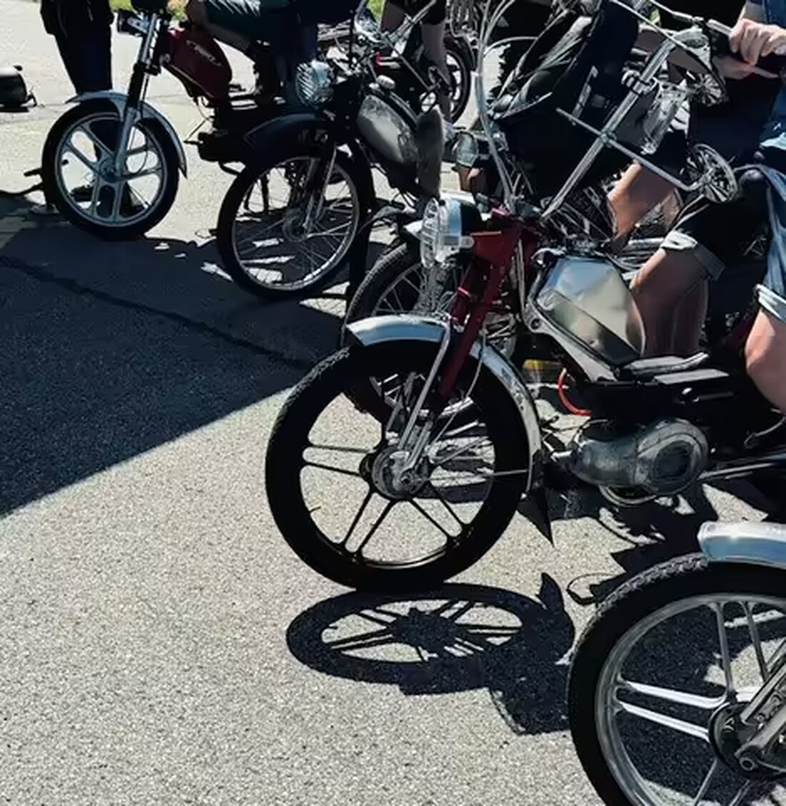 In Appenzell wurden 45 Mofas kontrolliert, ein Drittel wies Mängel auf. Fünf Fahrzeuge sichergestellt, um Verkehrssicherheit zu erhöhen.