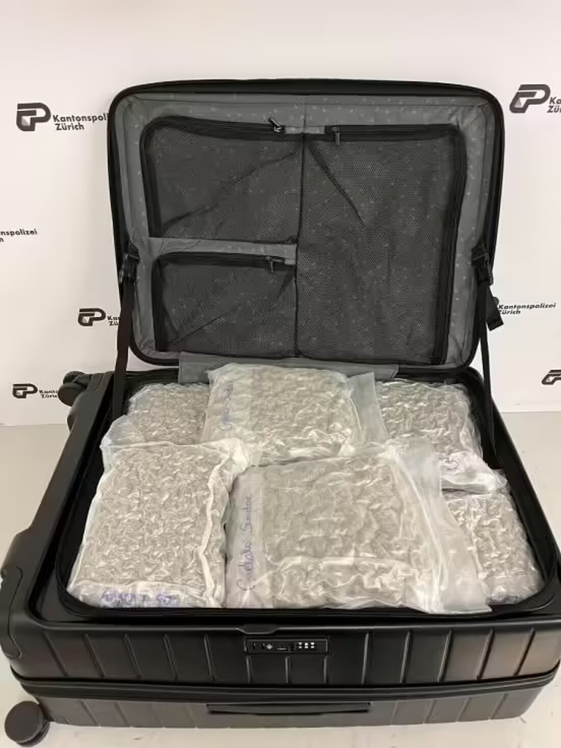 Zürich: Am Flughafen wurden zwei Drogenkuriere festgenommen, die 42 kg Marihuana und 2 kg Haschisch transportierten.