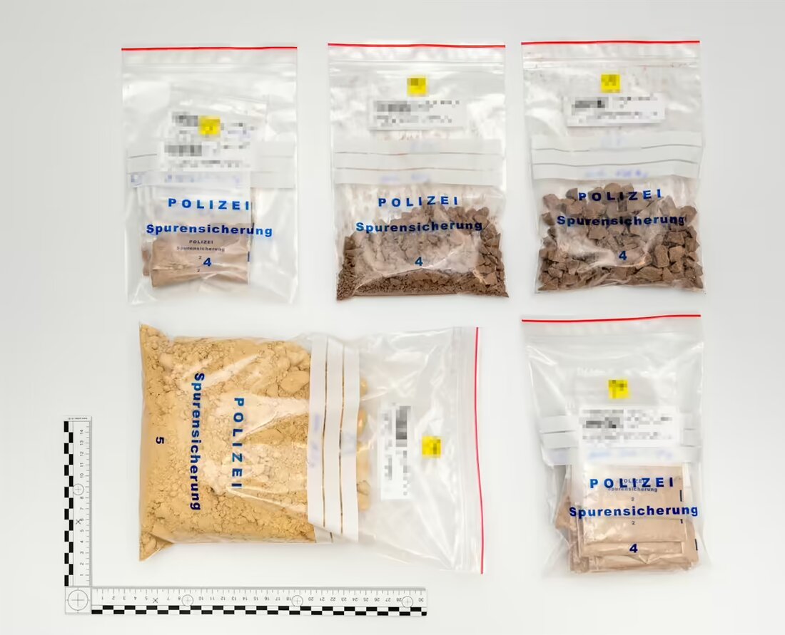 In Chur wurden vier Albaner zwischen 19 und 39 Jahren wegen Drogenhandels festgenommen, über ein Kilo Heroin und Kokain sichergestellt.