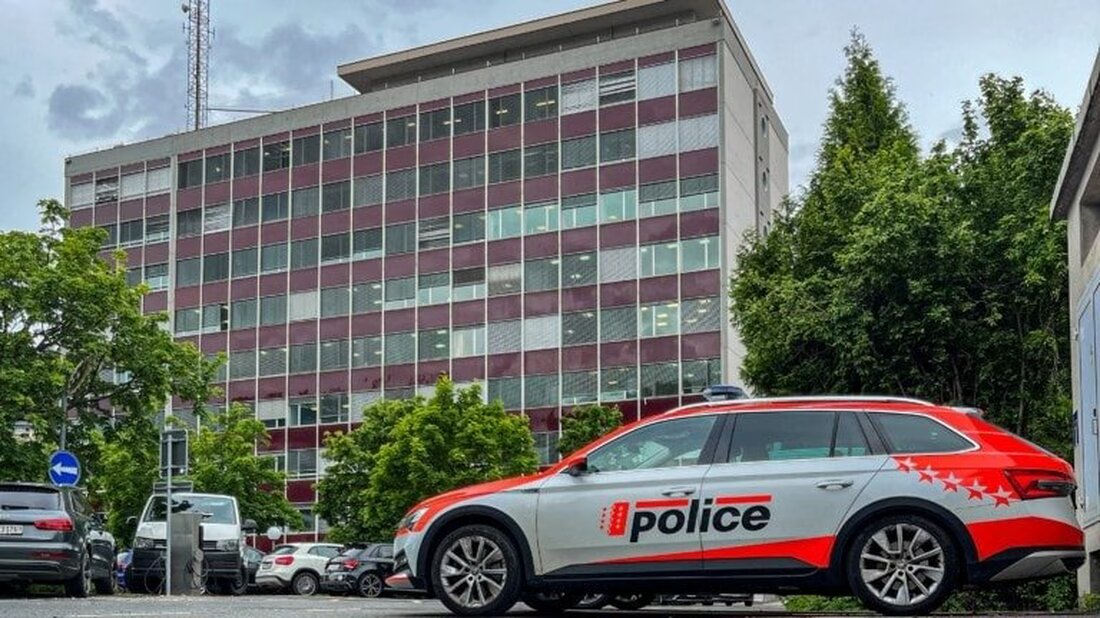 Nach 18 Monaten Ermittlungen hat die Kantonspolizei Wallis in Siders einen Drogenring aufgedeckt, der über 2 kg Kokain und 500 kg Haschisch handelte. Rund 30 Personen, darunter Minderjährige, wurden festgenommen.
